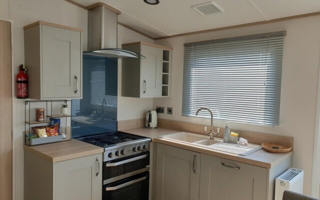 The Sea Breeze - Captivating Caravan in Camber