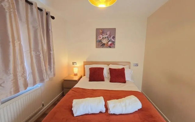 Bright 4-bed Swansea Getaway With Parking