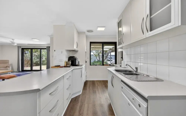 Coastal 2-bed Home With Pool & Spa