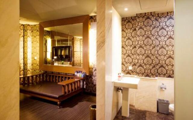 Illigals Hotel & Club