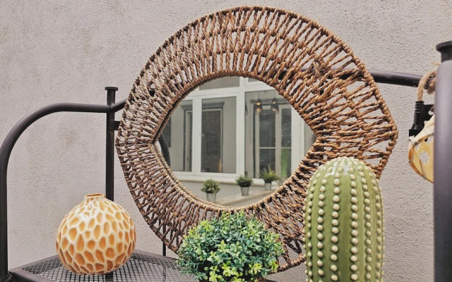 Frs002 Floresold Town: Elegant Studio W/ Patio