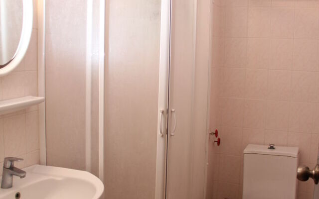 R Hotel by Rooms