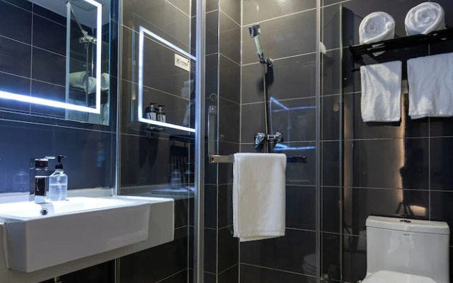 Rest Comfort Hotel (Zhoujiazui Rd. Branch)