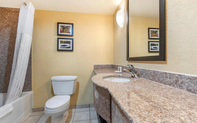 Comfort Inn & Suites Airport Convention Center