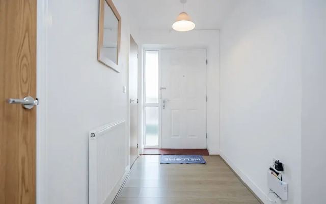 Impeccable 2-bed Apartment in Romford
