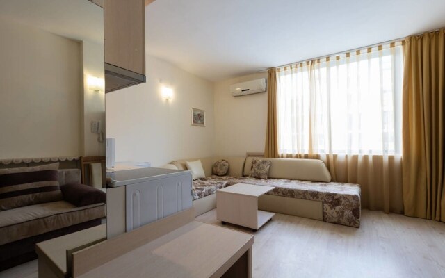 Studio with Balcony and Pool View