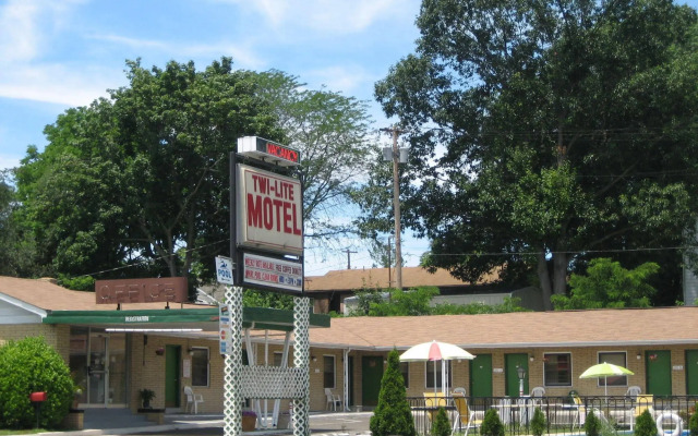 Twi-Lite Inn