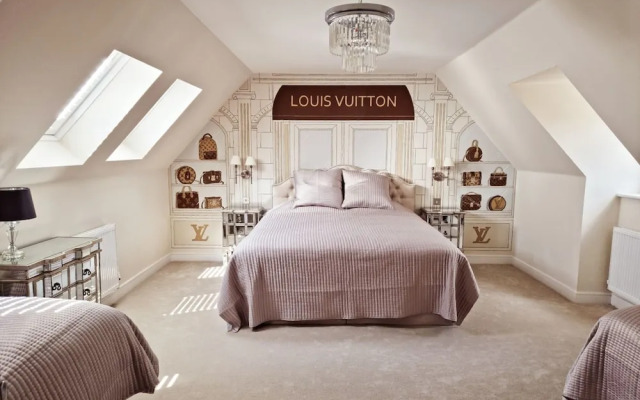 6 Bedroom New Build Detached House in Bicester
