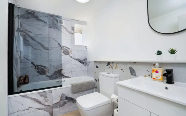 Modern 5 Bed-2 Bath Apartment