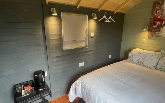 Enchanted Cabin Retreat in Sibford Gower