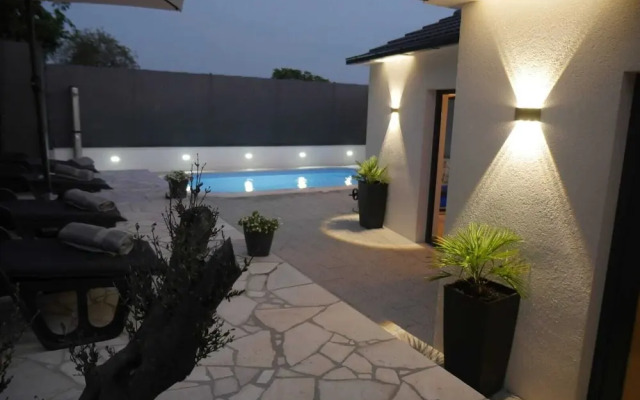 Shadesofblue M & M Sleeps 4 With Pool