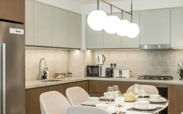 Modern 2BR w Direct Beach Access, Emaar Beachfront