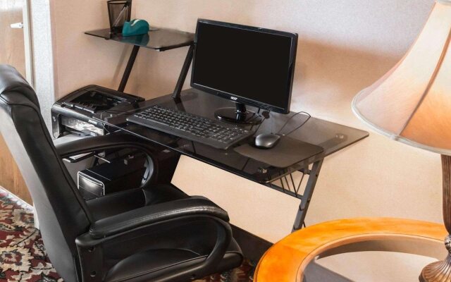 Quality Inn & Suites Woodstock near Lake Geneva