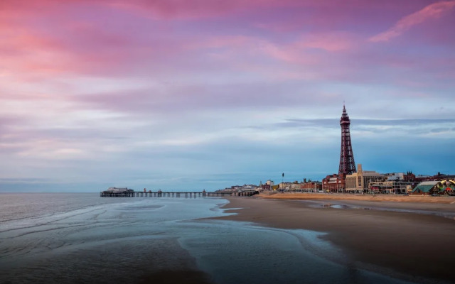 2 Bedrooms Sleeps 6 Near Top Blackpool Attractions