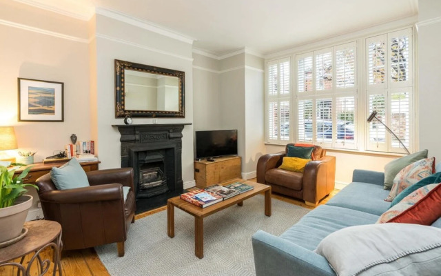 Delightful 1BD Flat in the Heart of Barnes Village