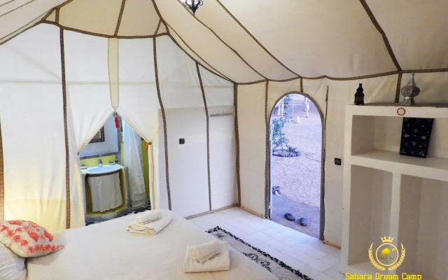 Room-sleeping in a Luxury Tent in Merzou