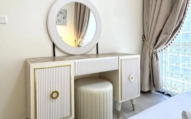 Tranquil 1BR Escape With Pool View in Meydan