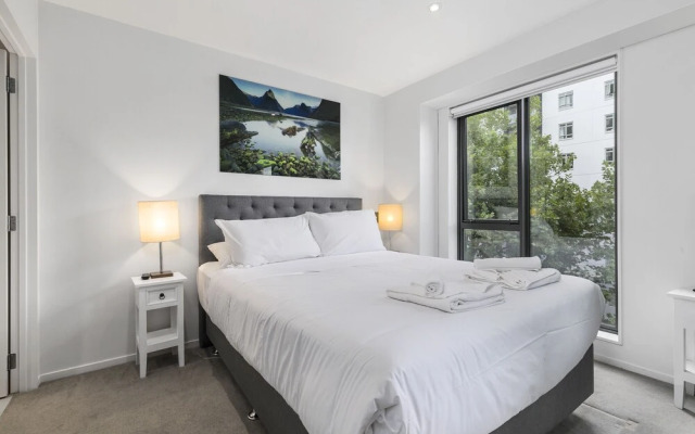 Chic 2BR Pool & Gym - Steps to Ponsonby