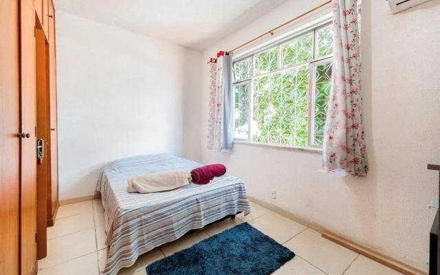 Quarto em residência tranquila e familiar