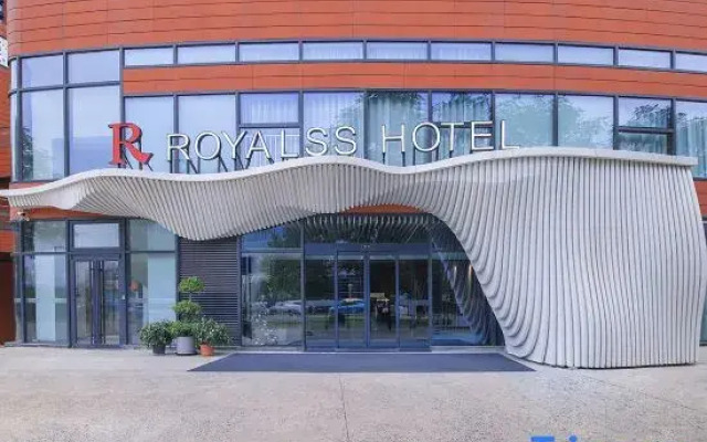 R  Royalss Hotel