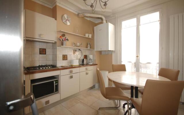 Two-Bedroom Apartment Champs-Elysées
