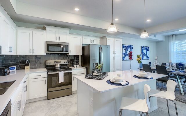 Updated Condo, 5 mi to Disney, On-site Water Park!