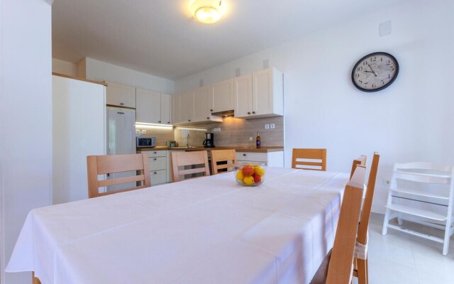 Beautiful Home in Dugi Rat With Wifi and 6 Bedrooms