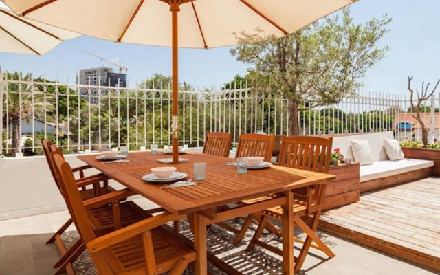 Terrace & View on Dallal square by FeelHome