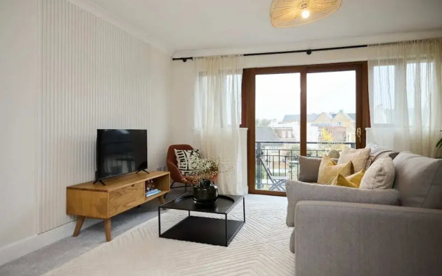 The Isleworth Place - Stunning 1bdr Flat With Balcony