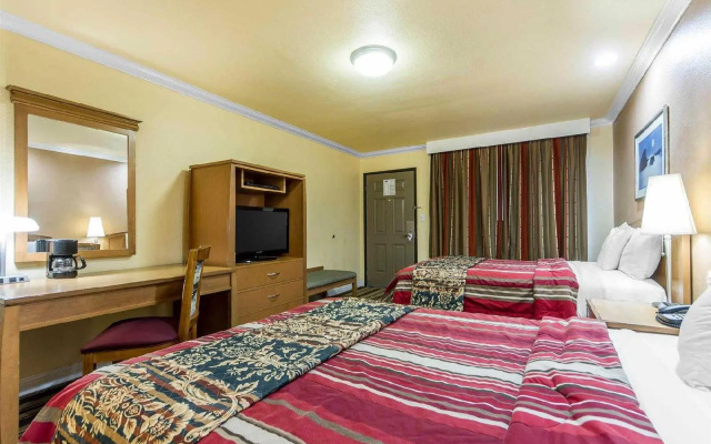 Rodeway Inn & Suites Near The Coliseum & Arena