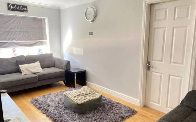 4-bed House With Private Garden in Barnsley!