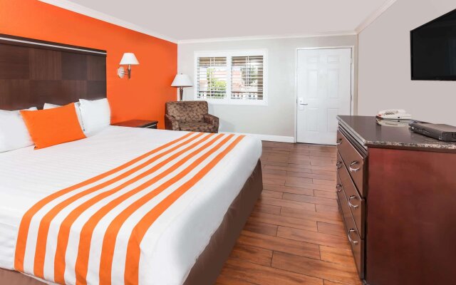 Howard Johnson Hotel & Suites by Wyndham Orange