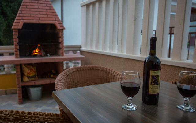 Dami - 100m from the sea - A2 Earth(2+1)