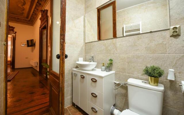 NEO-RENAISSANCE & UNIQUE Apt - Best location