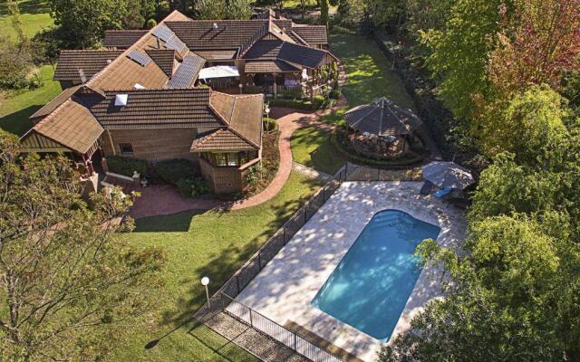 THE ELMS Berry Berry and Surrounds 4pm check out Sundays