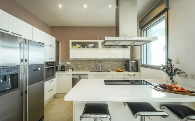 High end 2 BR w panoramic City view