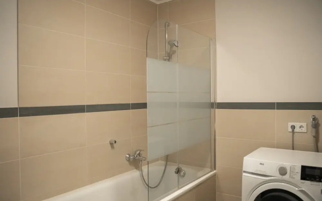 Exquisite 3BR Penthouse w Balc TV & Prkg