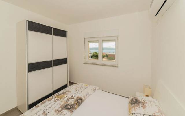 Spacious Villa in Maslenica with Swimming Pool