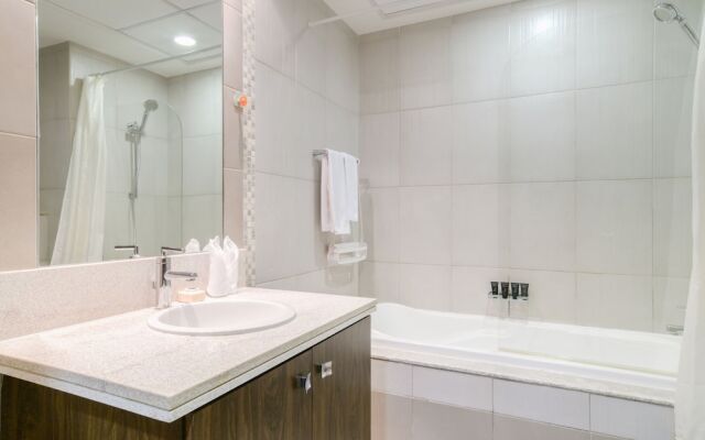 Executive Towers Amazing 1BR Onsite Pool Business bay