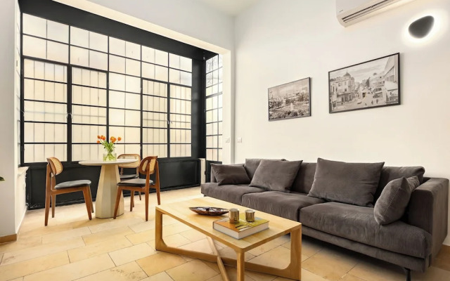 Modern-Rustic Haven in the City by Sea N Rent
