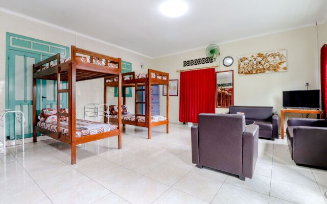Bahagia Sederhana Home Stay - Hostel by ZUZU