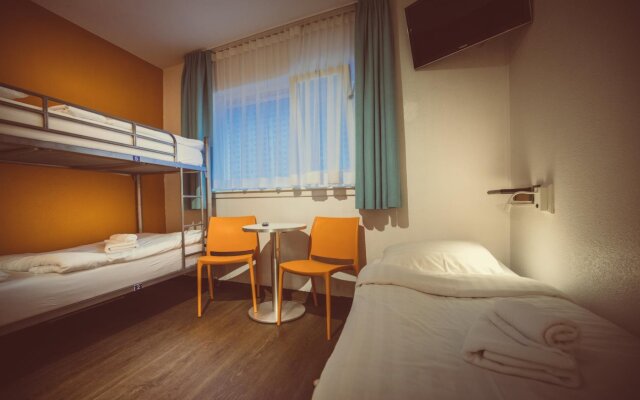 Tourist Inn Budget Hotel - Hostel