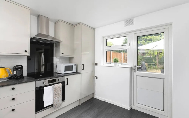 Skyvillion - Lush 2 Bed Hydean Way House & Garden