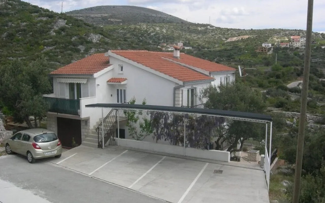 Nina - Free Private Parking - A2