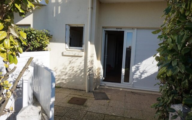 Apartment With one Bedroom in Bernières-sur-mer, With Enclosed Garden