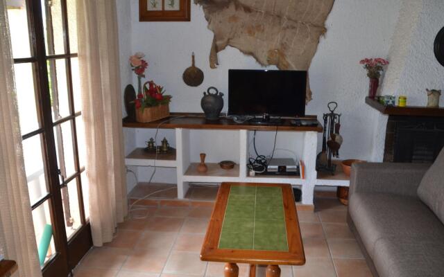 Cozy Holiday Home in L'Estartit with Swimming Pool
