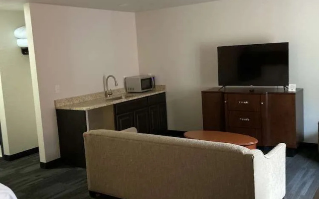 Elker Inn & Suites