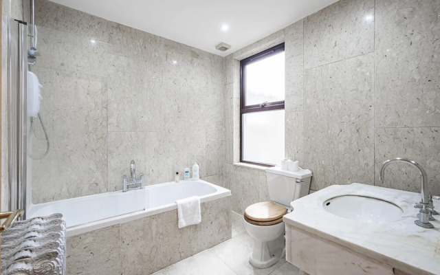 Stunning Light Filled 2 Bed Apartment + Parking Sleeps 7