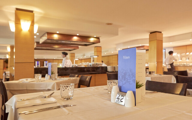 Отель Zafiro Cala Mesquida