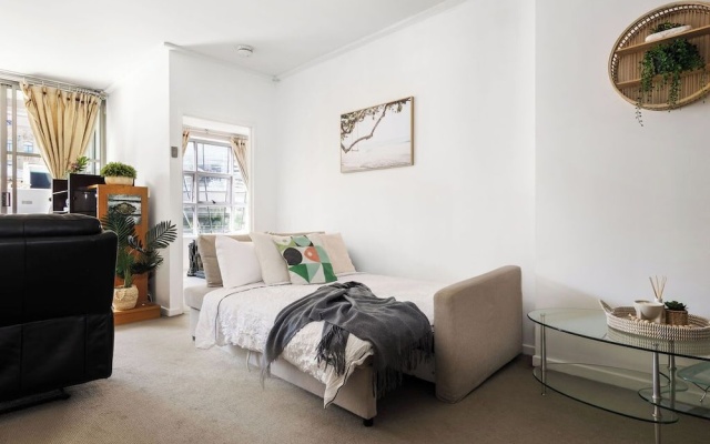 A Stylish Apt for 6 Right Next to Darling Harbour – Guest Rooms – Sydney